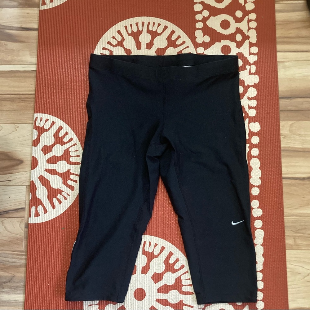 Nike Women’s Crop leggings with back zipper pocket